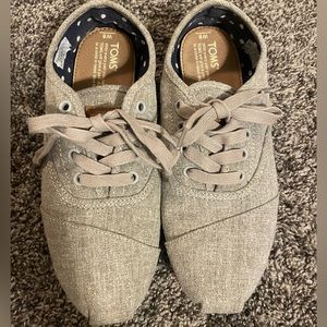 Gray size 8 Tom shoes
